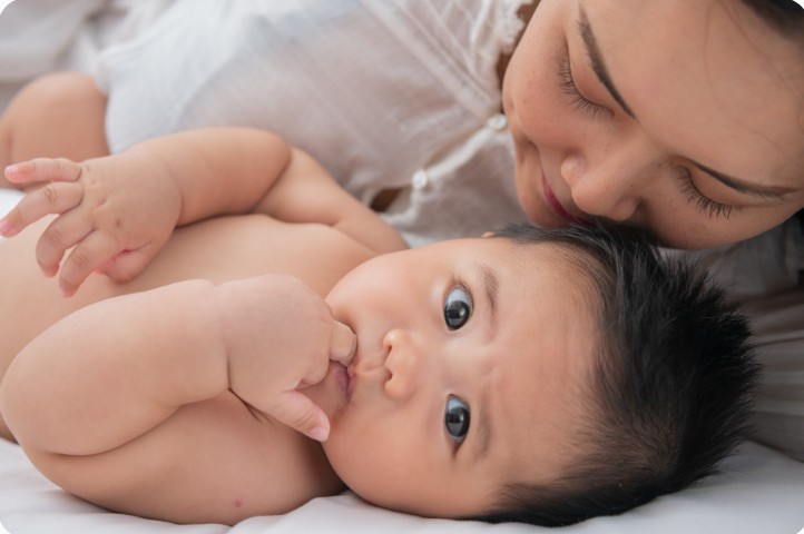 Ibu memeluk anak kecil dalam suasana tenang bagi membantu memberi keselesaan dan mengurangkan ketidakselesaan perut masuk angin