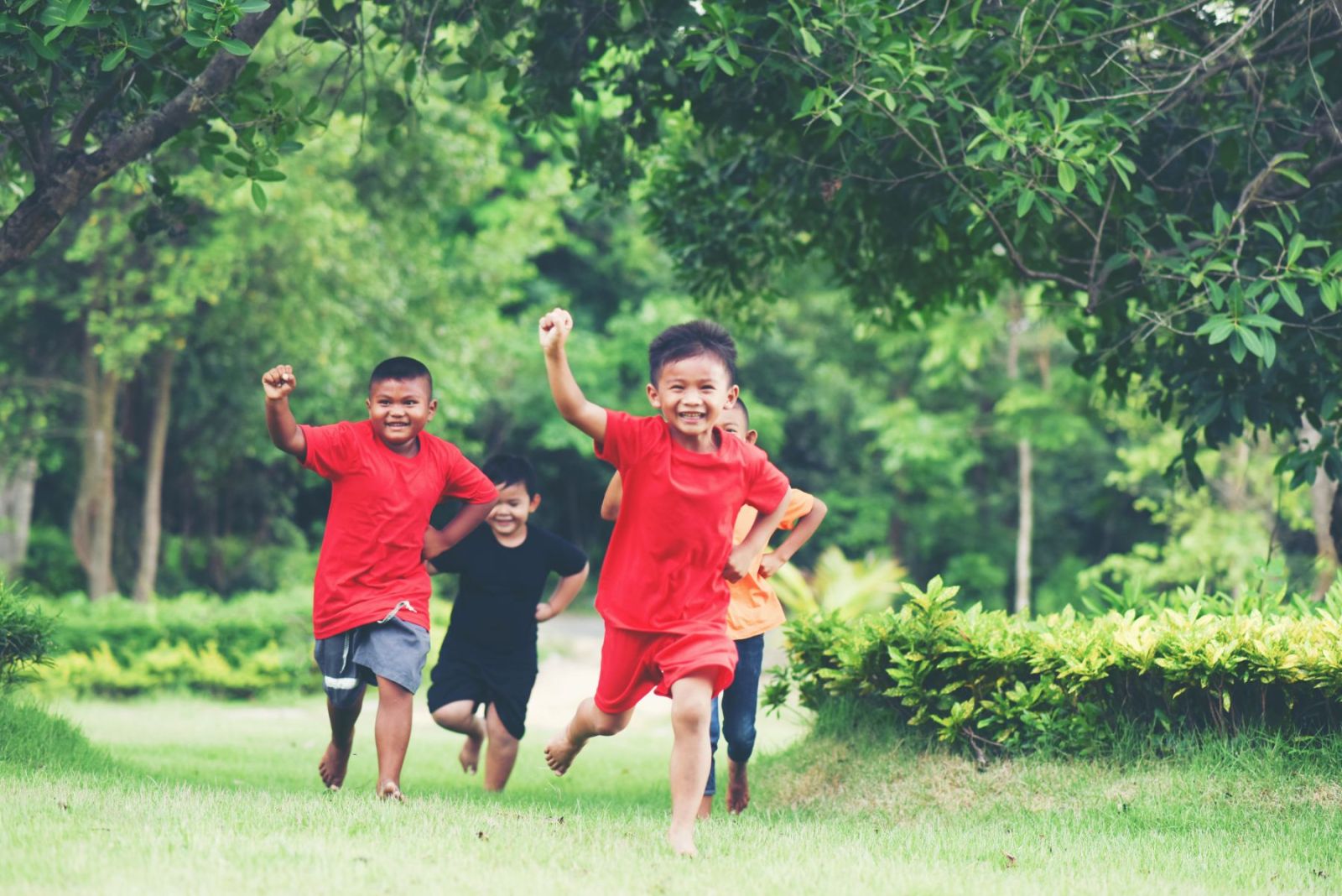 Sekumpulan kanak-kanak bermain dan berlari bersama di taman